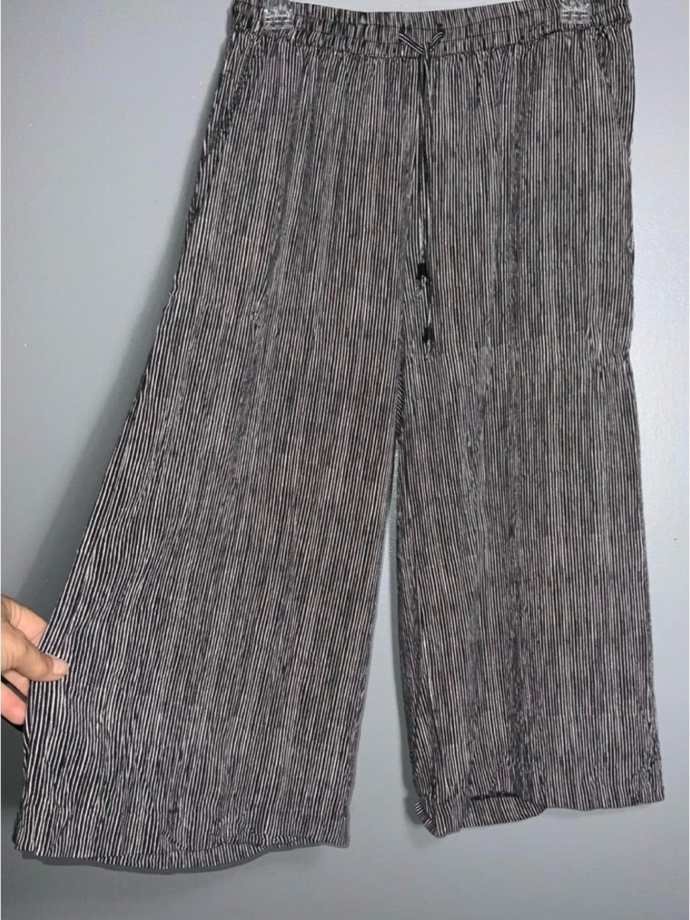 Cynthia Rowley Black White Pinstripe Wide Leg Cropped Culotte Pants Large EUC
